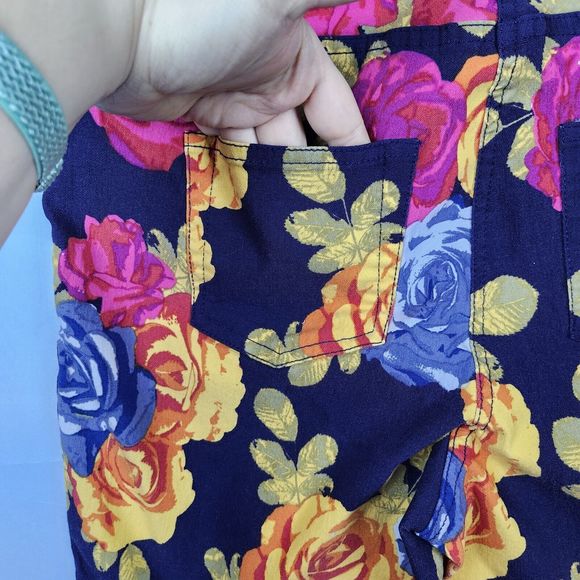 SOFT SURROUNDINGS Super Stretch Big Roses Floral Pull On Capris Pants Petite L - Picture 6 of 14